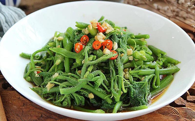 Hướng dẫn cách chế biến rau bí xào tỏi giòn tan, ngon miệng, không kém phần hấp dẫn như ngoài hàng.