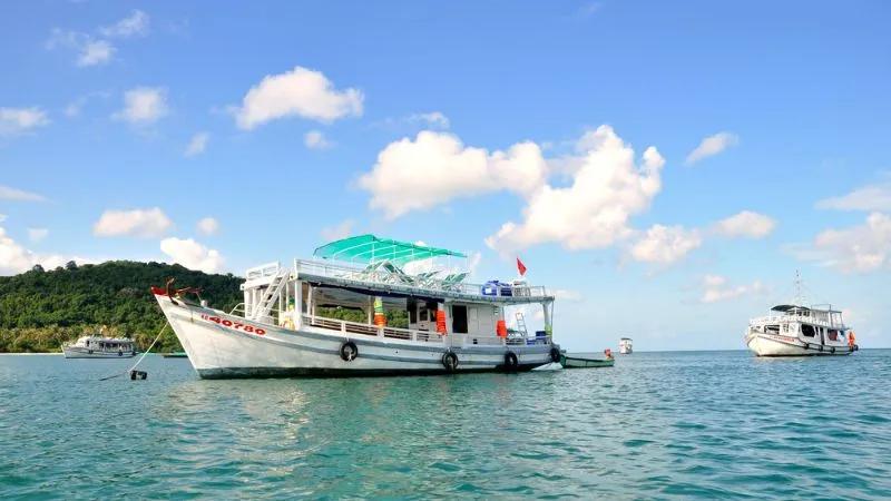Lặng lẽ trôi theo dòng nước trong xanh, quần đảo An Thới ở Nam Phú Quốc hiện lên với vẻ đẹp nguyên sơ, mê đắm lòng người.