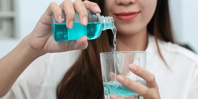Nước súc miệng Listerine: Lợi ích hay những nguy cơ tiềm ẩn?