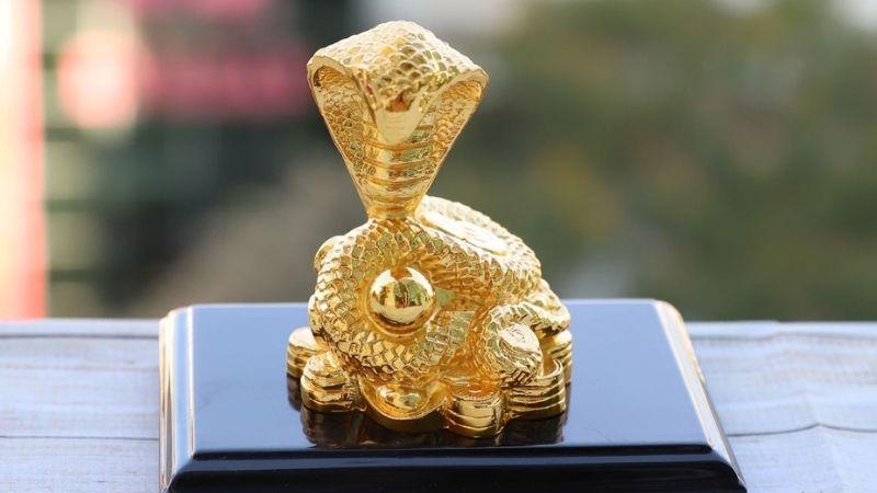 Khám phá ý nghĩa và cách bày trí tượng rắn trong phong thủy để mang lại sự thịnh vượng và may mắn cho gia chủ.