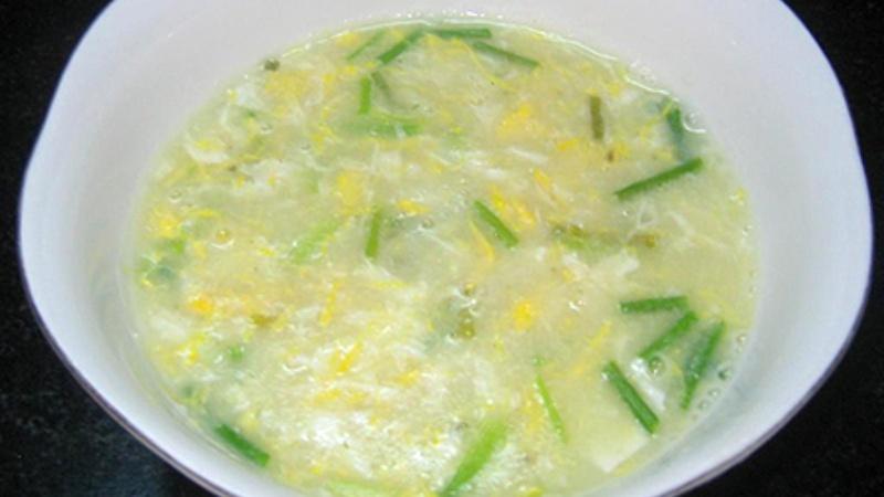 Hướng dẫn cách nấu cháo trứng hành chuẩn vị, giúp cơ thể nhanh chóng giải cảm và phục hồi sức khỏe.