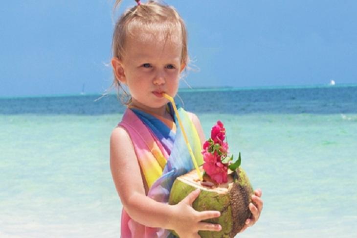 Có nên cho trẻ uống nước dừa thường xuyên?