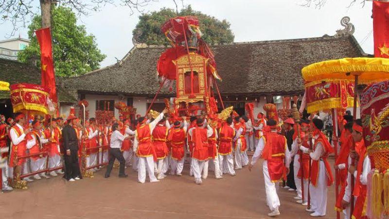 Lễ cúng Thành Hoàng làng tại các đình, miếu diễn ra vào dịp đầu năm, là dịp để người dân cầu nguyện sự bình an, may mắn và thịnh vượng cho cả làng. Tại các lễ cúng này, Thành Hoàng được vinh danh như người bảo vệ linh thiêng, mang đến sự an lành cho cộng đồng.