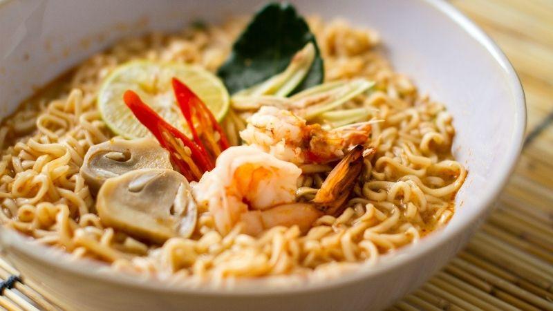 Mì tôm có bao nhiêu calo? Liệu việc ăn mì tôm có khiến bạn tăng cân?