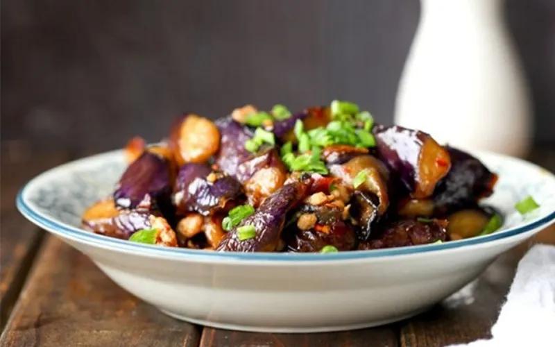 Chỉ cần 15 phút, bạn đã có ngay một đĩa cà tím xào thịt bằm thơm lừng, đầy đủ chất dinh dưỡng, khiến cơm thêm phần hấp dẫn.