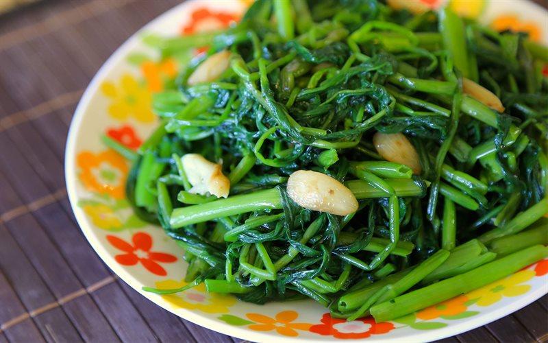 Hướng dẫn cách làm rau muống xào tỏi xanh mướt, giòn ngon