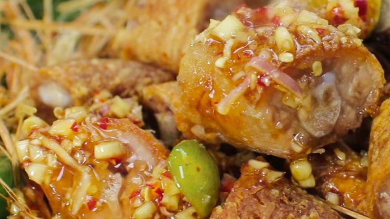 Khám phá ngay cách làm đuôi heo chiên giòn sốt mắm tắc, vừa đơn giản lại đầy sáng tạo.