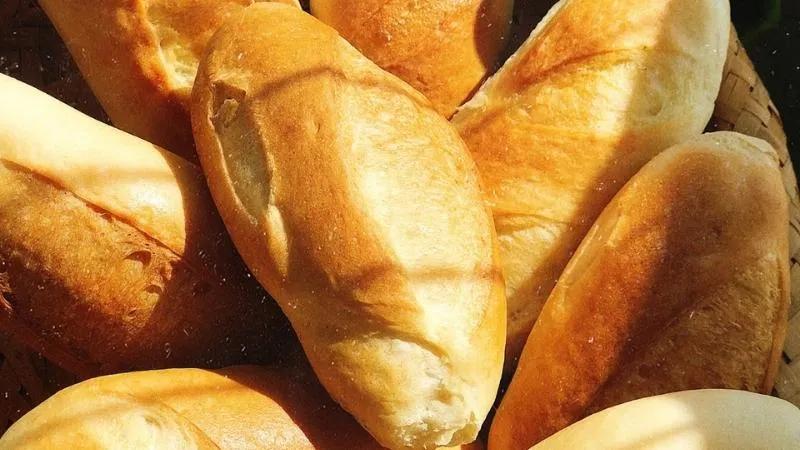 Hướng dẫn làm bánh mì tại nhà bằng lò nướng đơn giản và nhanh chóng, ai cũng có thể thực hiện.