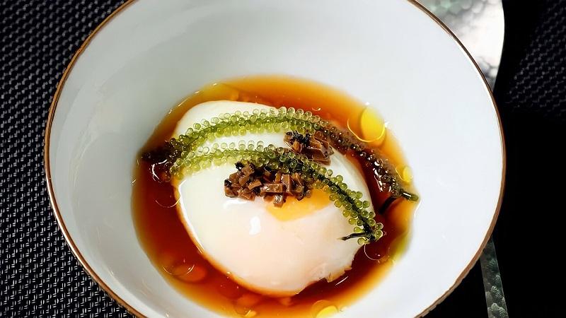 Khám phá công thức làm trứng luộc Onsen Tamago chuẩn Nhật ngay tại nhà, đơn giản nhưng vẫn giữ trọn vẹn hương vị đặc trưng.