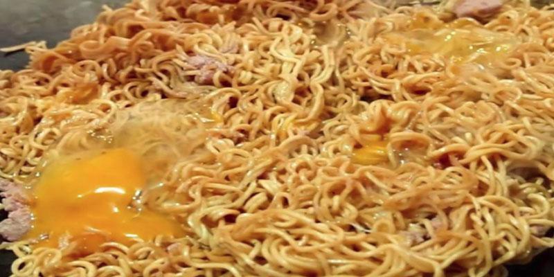 Khi bạn kết hợp mì gói với trứng sống, món ăn này sẽ trở nên vô cùng hấp dẫn và ngon miệng, mang lại một trải nghiệm thú vị cho khẩu vị của bạn.