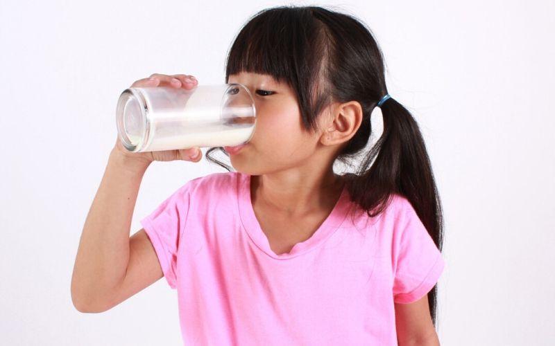 Thời điểm nào là phù hợp để bé bắt đầu uống sữa tươi? Lượng sữa bao nhiêu là đủ cho sự phát triển của bé?