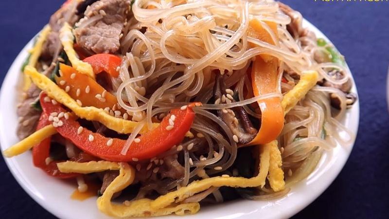 Hướng dẫn cách chế biến miến trộn thịt bò rau củ thơm ngon, dai mềm và đầy hấp dẫn, dễ dàng thực hiện tại nhà.