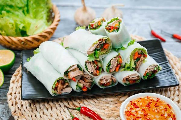 Hướng dẫn cách làm phở cuốn thịt heo đậm đà hương vị như tại các quán ăn nổi tiếng.