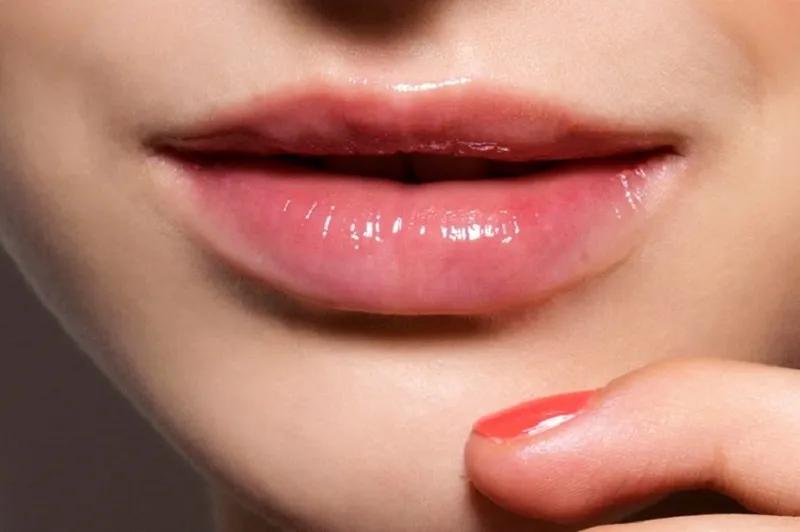 Sở hữu đôi môi mịn màng, căng mọng chỉ với cách tẩy tế bào chết bằng Vaseline, phương pháp đơn giản nhưng cực kỳ hiệu quả.