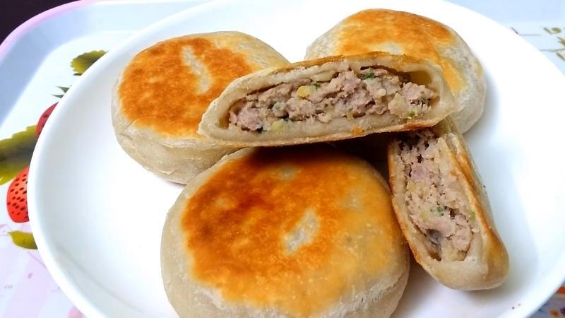 Khám phá hai cách làm bánh rán mặn Hà Nội với bột mì và bột nếp, mang đến hương vị thơm ngon khó cưỡng.