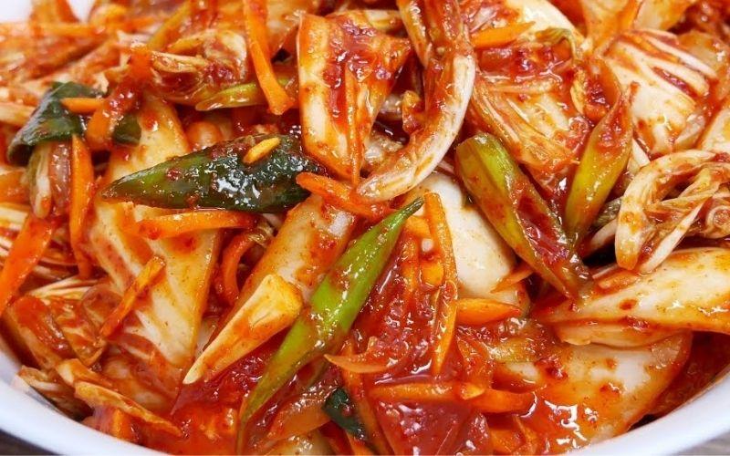 Khám phá công thức làm kim chi giòn ngon, chuẩn vị Hàn Quốc mà không cần dùng bột nếp. Món ăn sẽ khiến bạn bất ngờ với độ giòn và hương vị đặc trưng.