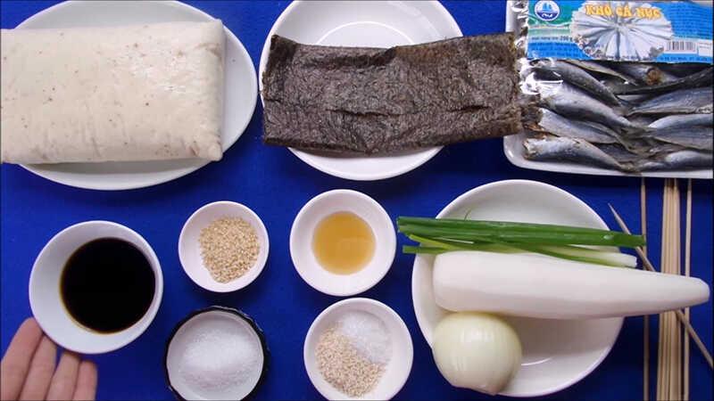 Chén canh chả cá Hàn Quốc nóng hổi, thơm lừng, khiến bạn phải thổi từng thìa để tận hưởng hương vị tuyệt vời.