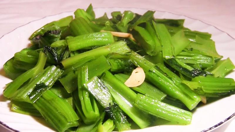 Khám phá công thức làm cải bẹ xanh xào tỏi, với màu sắc xanh tươi mát, giòn ngon và hương thơm quyến rũ.