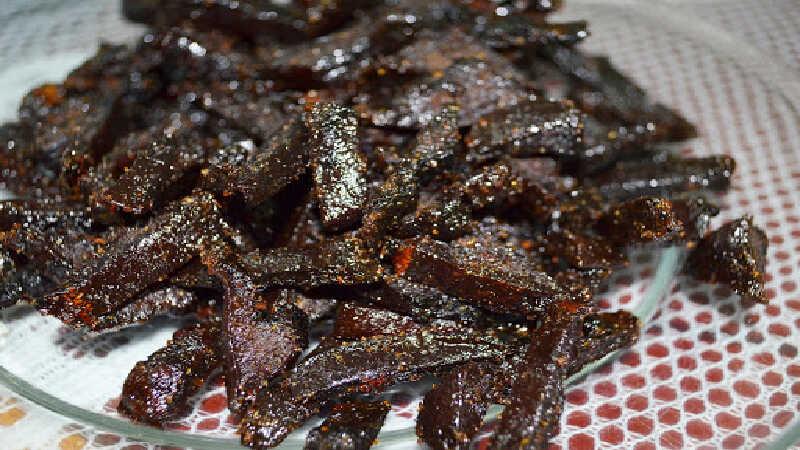 Khô bò đen được làm từ gì? Cách chế biến khô bò đen để ăn kèm gỏi tại nhà sao cho đơn giản nhưng không kém phần hấp dẫn.