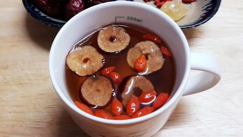 Bí quyết pha trà táo đỏ kỷ tử – thức uống giúp duy trì vóc dáng và làn da khỏe đẹp, dễ dàng thực hiện tại nhà hoặc mang theo bên mình.