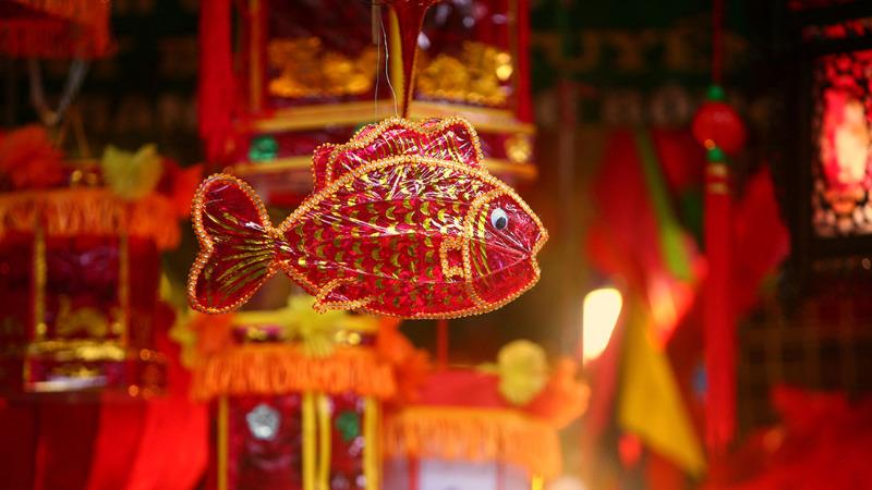 Hướng dẫn làm lồng đèn Trung thu hình cá chép bằng giấy đơn giản, dễ làm cho bé yêu.