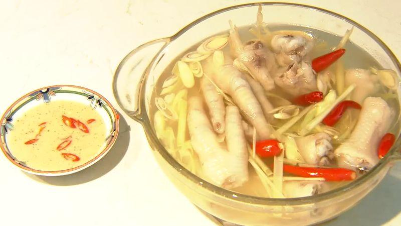 Hướng dẫn làm món chân gà ngâm sả ớt với hương vị chua ngọt, cay cay, giòn giòn, sẽ làm bạn mê mẩn ngay từ lần thưởng thức đầu tiên.