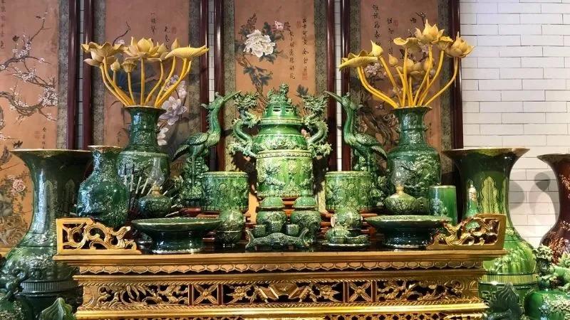 Lọ hoa trên bàn thờ nên được đặt bên phải hay bên trái để đảm bảo sự trang nghiêm và hợp phong thủy?