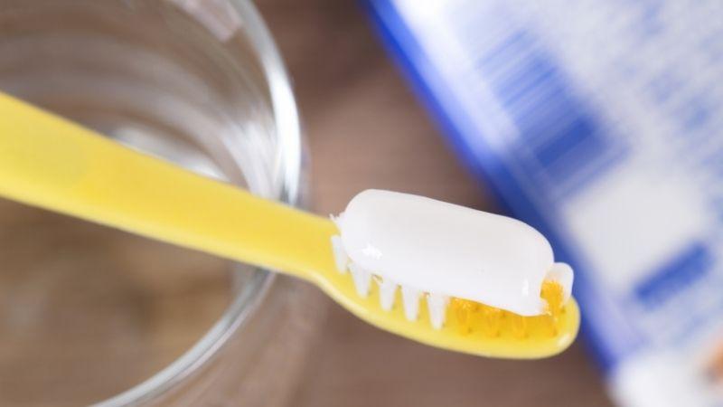 Rửa mặt bằng kem đánh răng, liệu có an toàn và hiệu quả không?