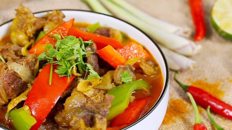 Khám phá bí quyết nấu món gân bò hầm cà ri chuẩn vị nhà hàng ngay tại gian bếp của bạn.