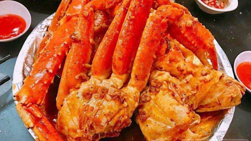 Khám phá cách chế biến cua hoàng đế sốt bơ tỏi, món ăn mang hương vị đậm đà, béo ngậy, khiến bạn không thể quên.