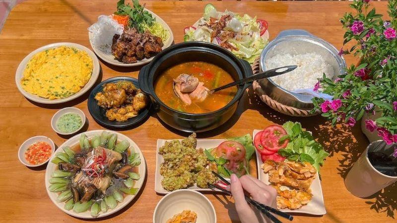 Gợi ý những quán ăn ngon tại Đà Lạt mở cửa xuyên suốt dịp Tết, nơi bạn có thể thưởng thức món ăn ngon và tận hưởng không khí mùa xuân đầy sắc màu.