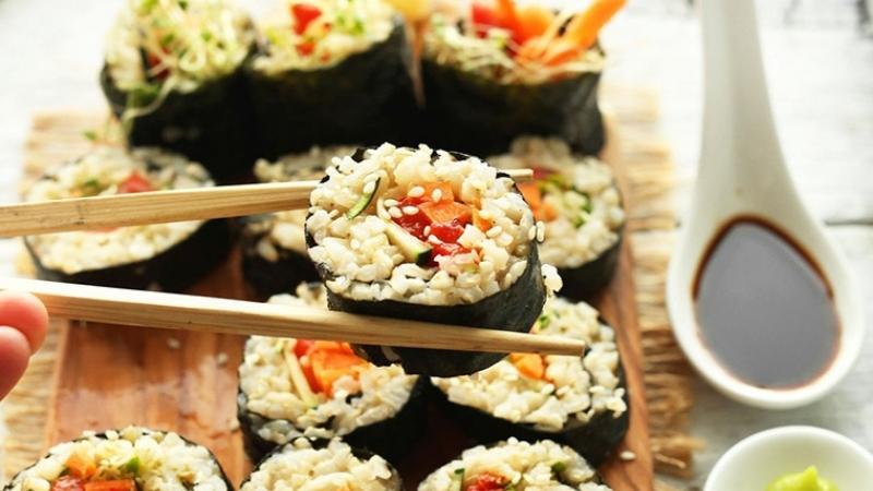Hướng dẫn làm cơm cuộn gạo lứt chuẩn cho người ăn kiêng