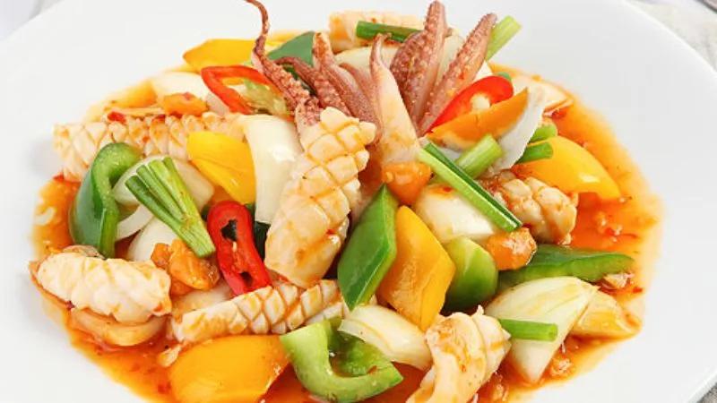 Khám phá công thức râu mực xào rau củ – món ăn thanh đạm nhưng đầy đủ dưỡng chất, dễ dàng làm hài lòng mọi thành viên trong gia đình.