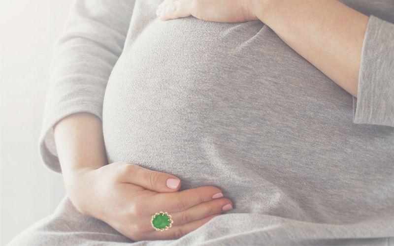 Tại sao bà bầu không nên đeo vàng và trang sức? Những cách đeo vàng an toàn trong thai kỳ