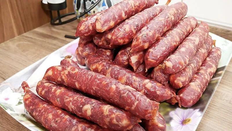 Với phương pháp này, bạn có thể bảo quản lạp xưởng tươi và khô lâu dài, lên đến nửa năm mà vẫn giữ được hương vị tuyệt vời.