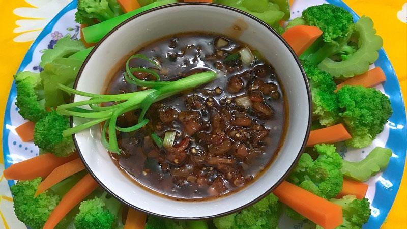 Khám phá cách làm món rau củ luộc chấm mắm kho quẹt, món ăn đơn giản nhưng thơm ngon, lý tưởng cho bữa trưa nhẹ nhàng nhưng đầy đủ hương vị.