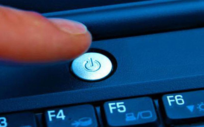 Cách cứu laptop bị dính nước và hạn chế tối đa hư hỏng cho máy tính của bạn.