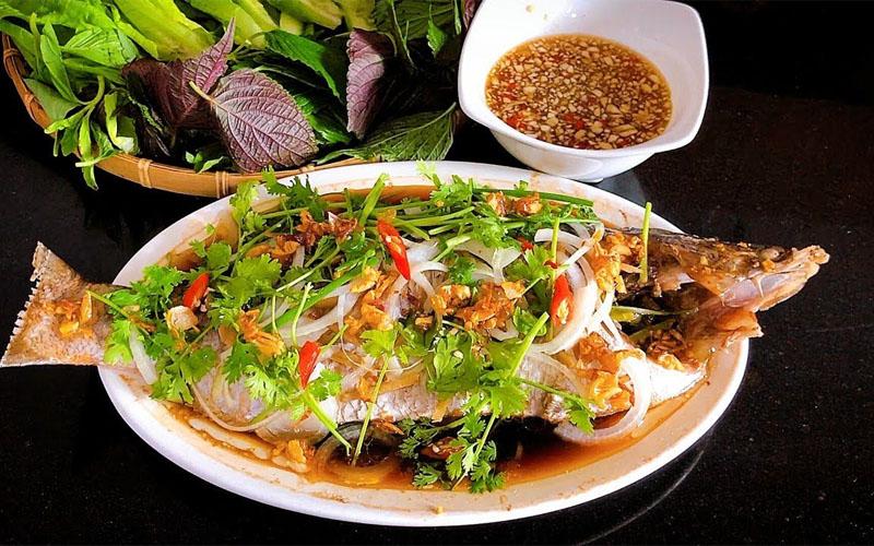 Khám phá công thức cá diêu hồng hấp Hồng Kông đậm đà, chuẩn vị nhà hàng ngay tại nhà.