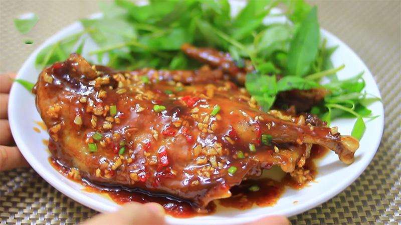 Khám phá hương vị độc đáo với món vịt quay me chua, chắc chắn sẽ làm bạn mê mẩn từ lần thử đầu tiên.