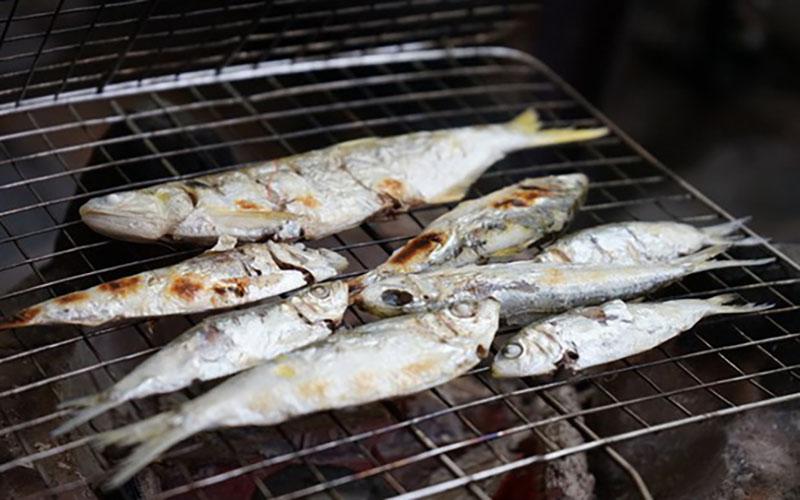 Hãy cùng vào bếp để tạo ra món cá trích nướng thơm ngon, đầy hấp dẫn và cực kỳ dễ làm!