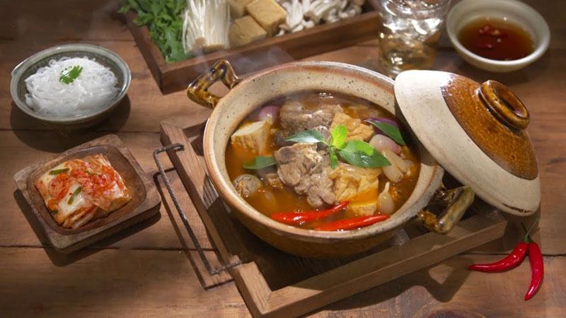 Hướng dẫn bạn cách chế biến lẩu xí quách kim chi - đảm bảo lần thử đầu tiên sẽ khiến bạn mê mẩn.