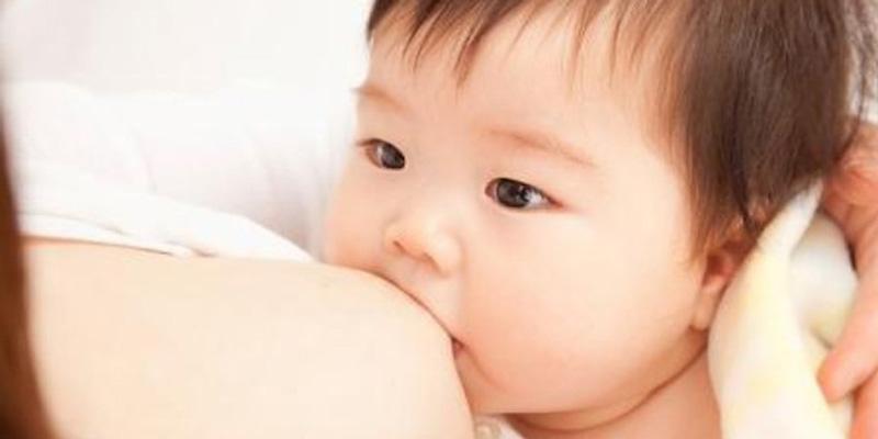 Hướng dẫn cách pha bột ăn dặm với sữa mẹ cho bé yêu