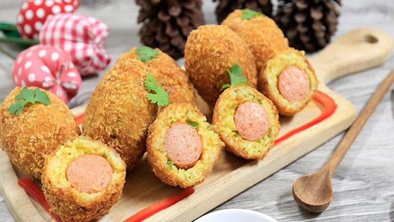 Khám phá cách làm cơm bọc xúc xích chiên xù đơn giản mà vô cùng thơm ngon ngay tại gian bếp của bạn