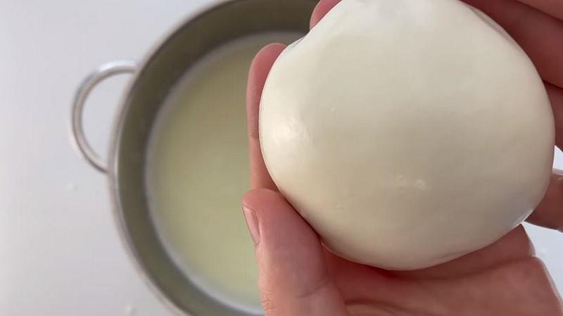 Khám phá công thức làm phô mai mozzarella thơm ngon tại nhà chỉ với hai nguyên liệu đơn giản, dễ làm.
