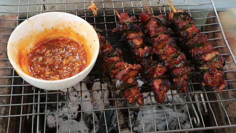 Khám phá 2 cách chế biến thịt xiên lá móc mật, hương vị đậm đà không thể cưỡng lại