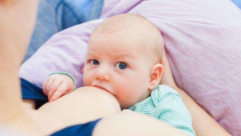 Khám phá bảng chuẩn lượng sữa lý tưởng cho bé bú mẹ và bú sữa công thức