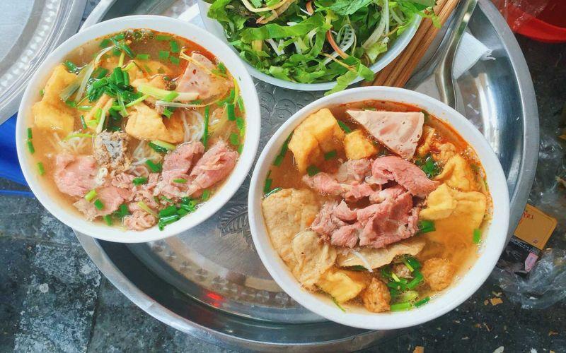 Khám phá 16 quán ăn tối nổi bật tại quận Hoàn Kiếm, nơi thu hút thực khách địa phương và du khách với những món ăn ngon tuyệt vời.