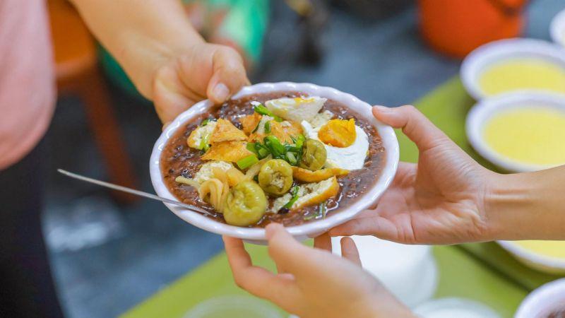 Cháo đậu cà - Một hương vị mộc mạc, giản dị của Hà Nội, gắn liền với những ký ức tuổi thơ. Món ăn này không chỉ đơn thuần là món ăn, mà là một phần của văn hóa Hà Thành, nhẹ nhàng mà sâu lắng.