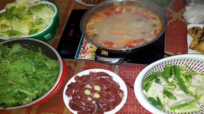 Cuối tuần, tại sao không thử vào bếp chế biến món thịt trâu nhúng mẻ, một món ăn thú vị để chia sẻ cùng bạn bè, gia đình?