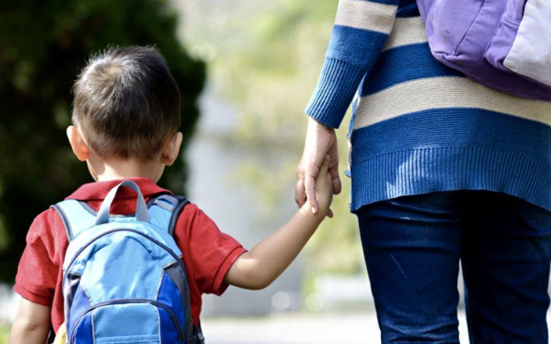 Tại sao không nên nắm chặt lòng bàn tay của trẻ khi băng qua đường?